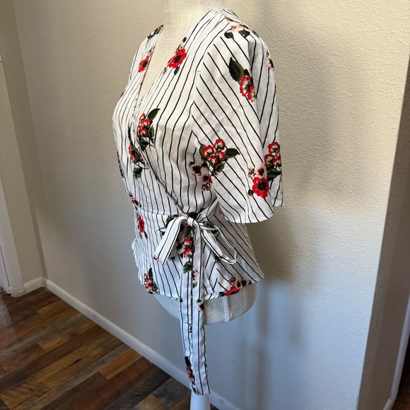 Midnight Sky - Floral Wrap Top - White with Red Flowers - Size Large - Picture 3 of 11